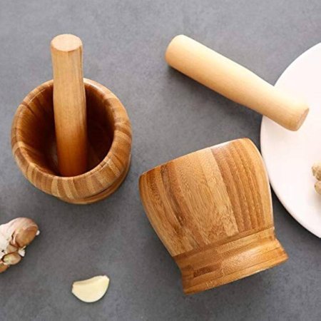 مدقة خشبي وطقم هاون (مفرمة ثوم خشبية).
