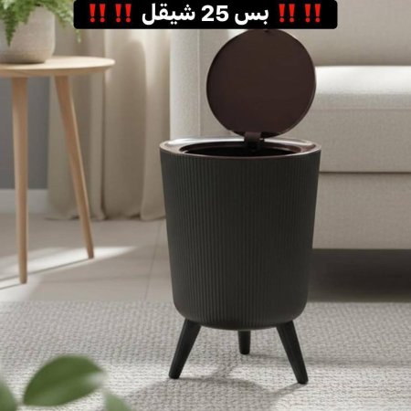 سطل نفايات مع رجل اسود ديكور